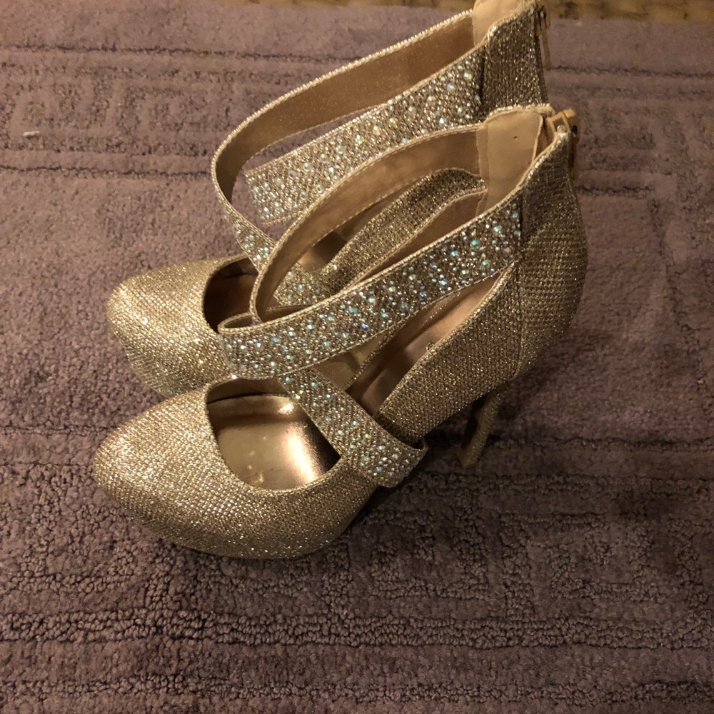 NWOT GLITTER PUMPS
